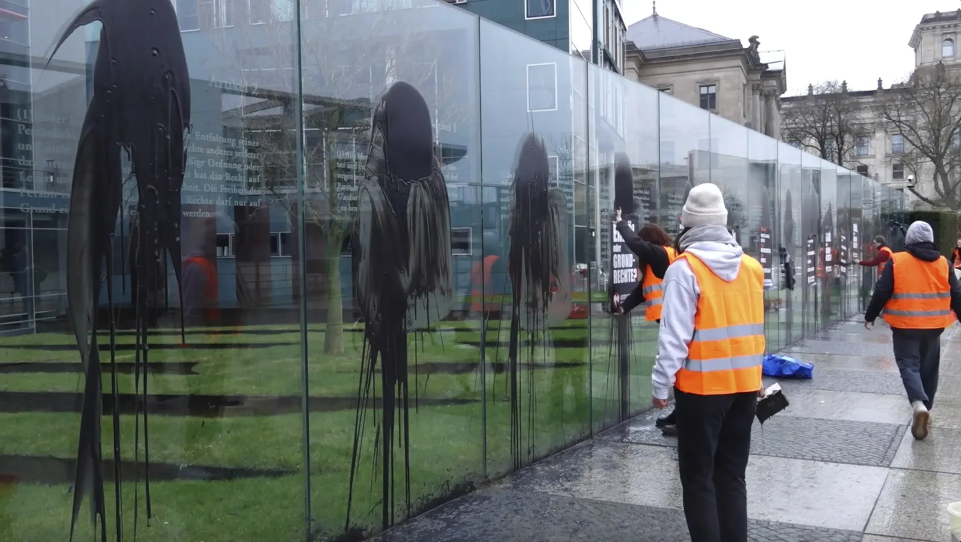 Activistas climáticos atacan una obra de arte cerca del Parlamento alemán