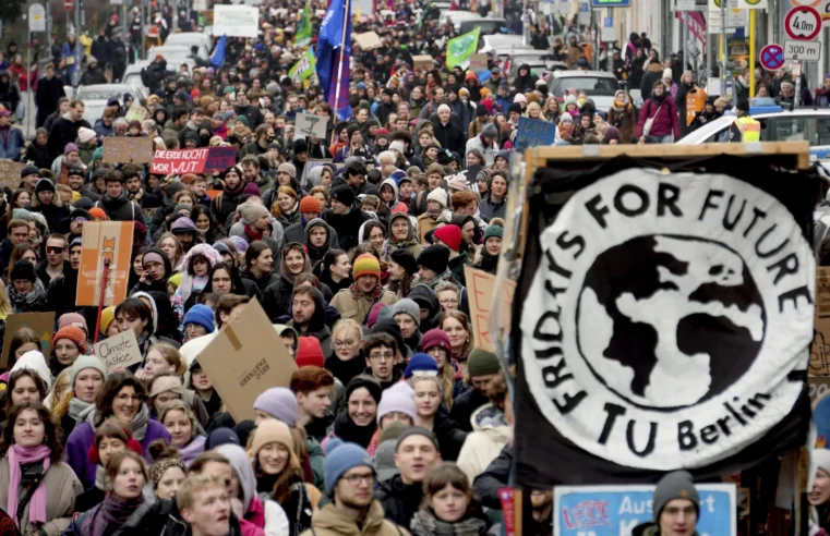 Activistas climáticos protestan contra las políticas de transporte alemanas