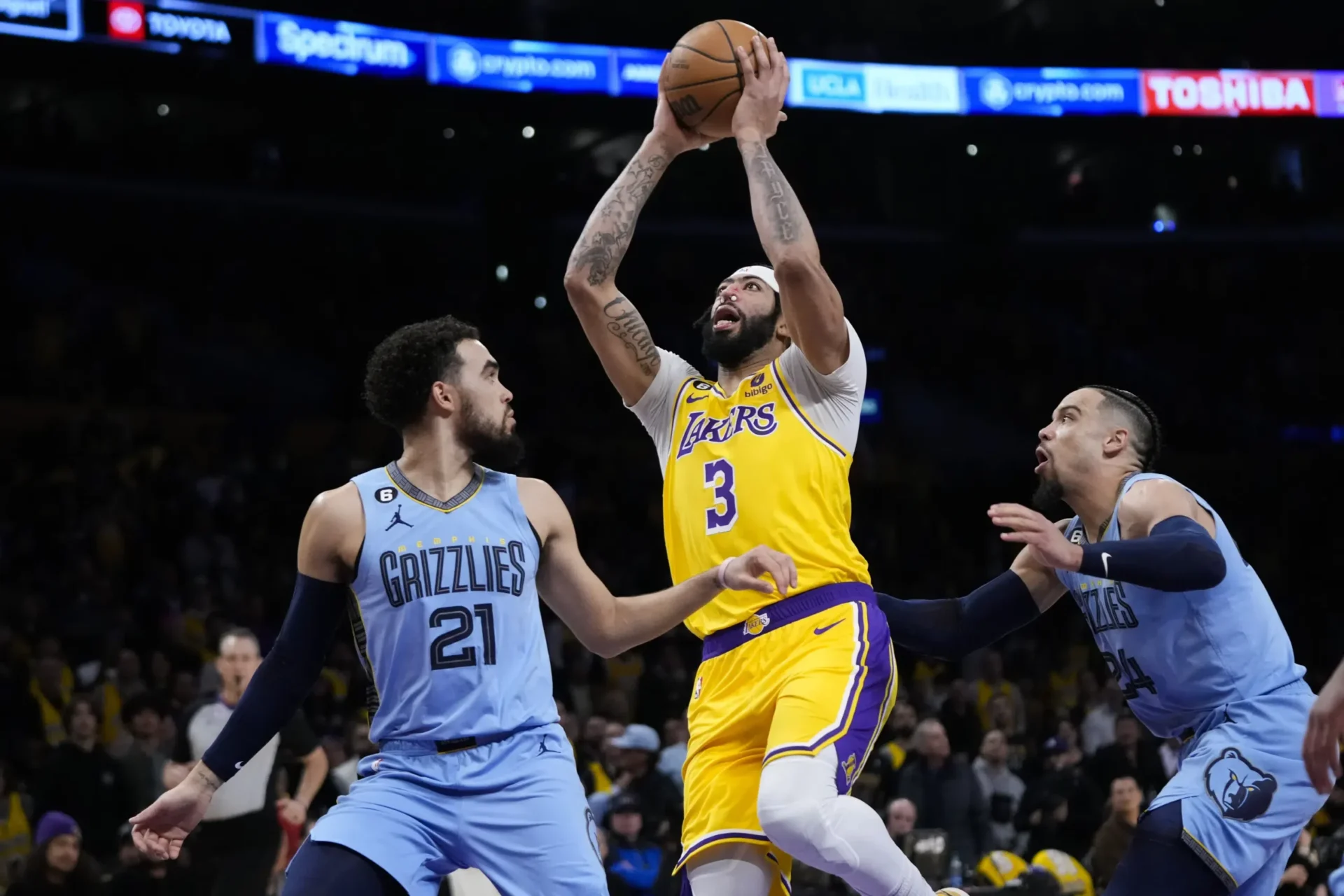 30 puntos y 22 rebotes de Davis llevan a Lakers a vencer a Grizzlies