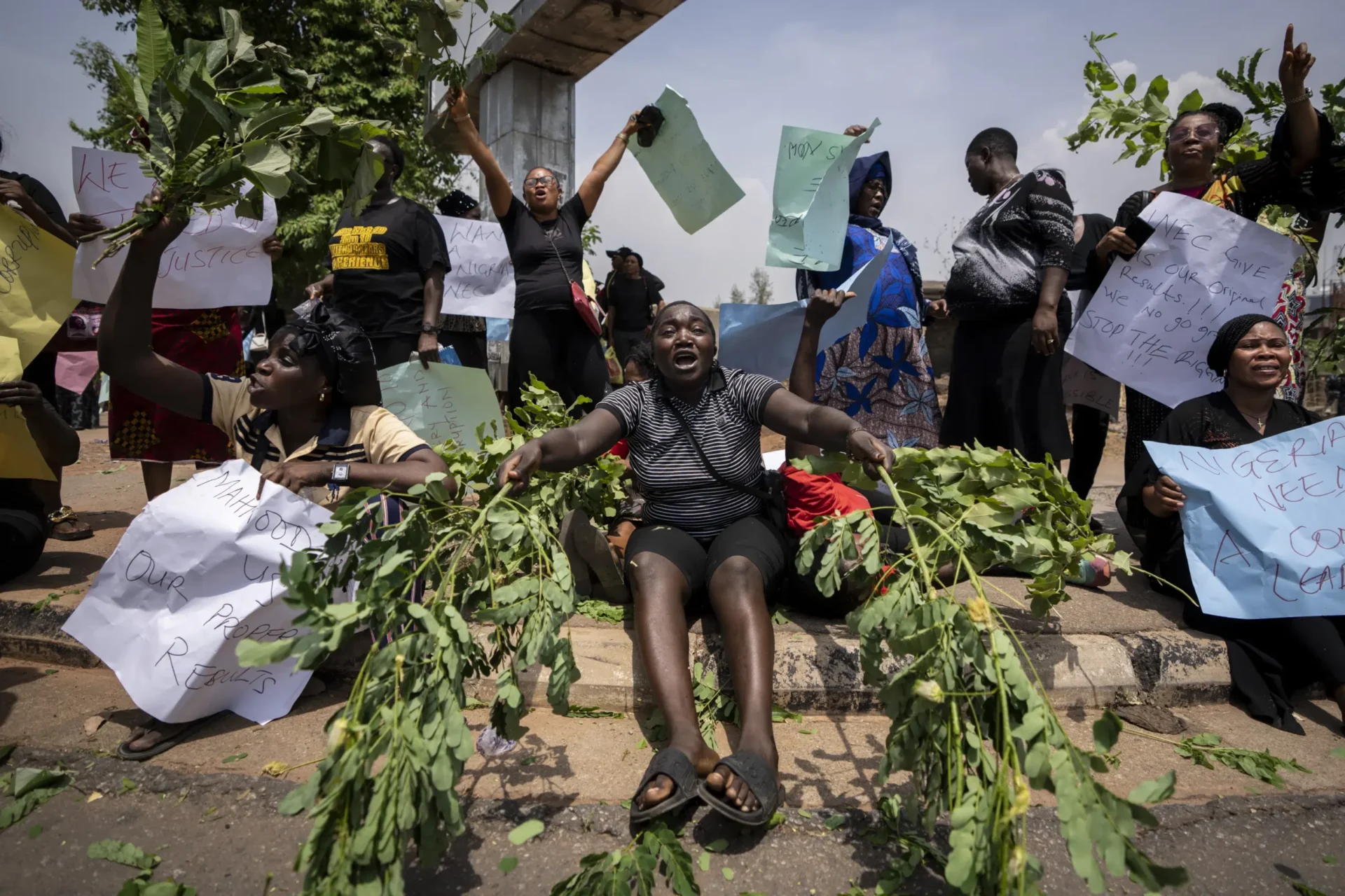Aumentan las tensiones en Nigeria mientras la oposición exige una nueva votación