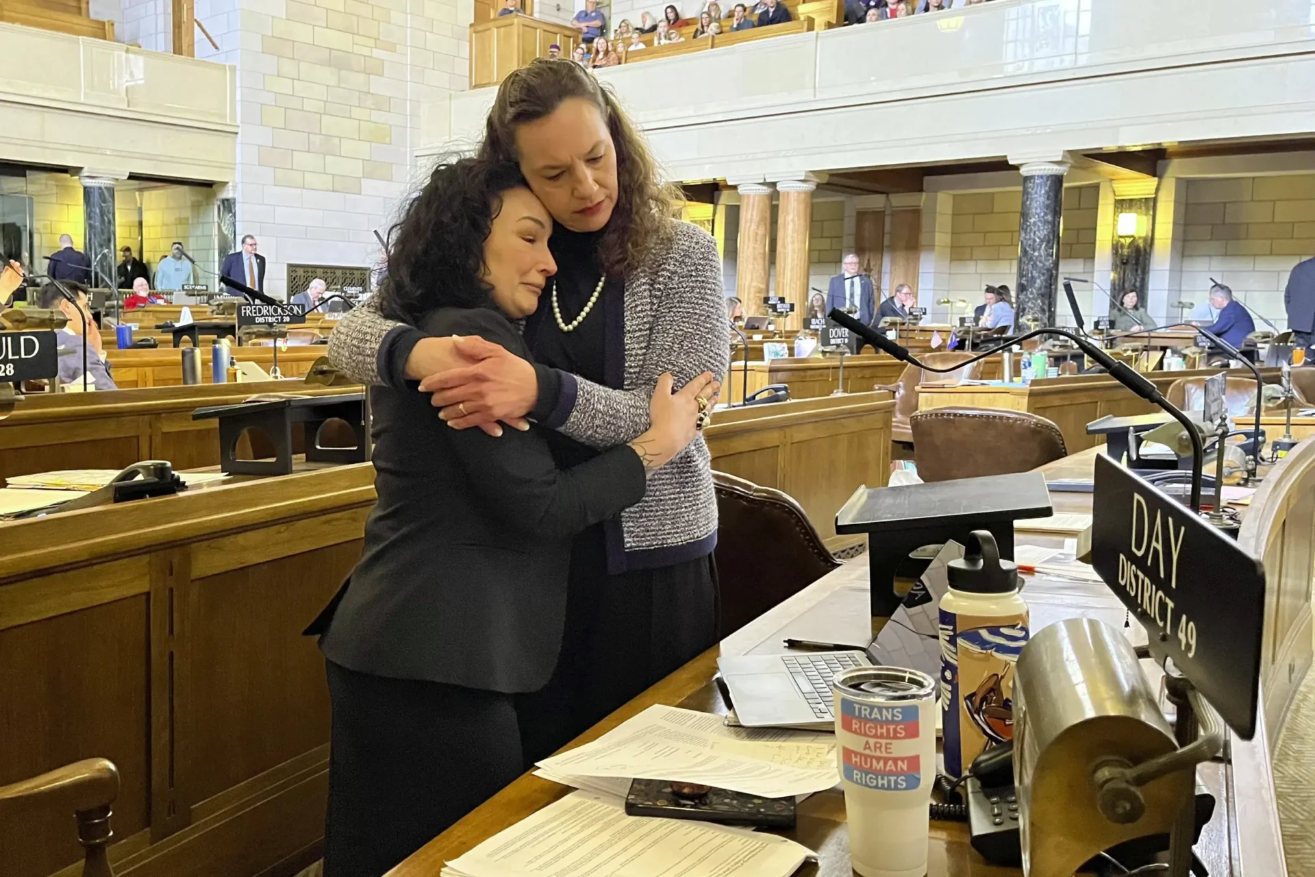 Avanza el proyecto de ley de salud trans de Nebraska, a pesar de la promesa obstruccionista