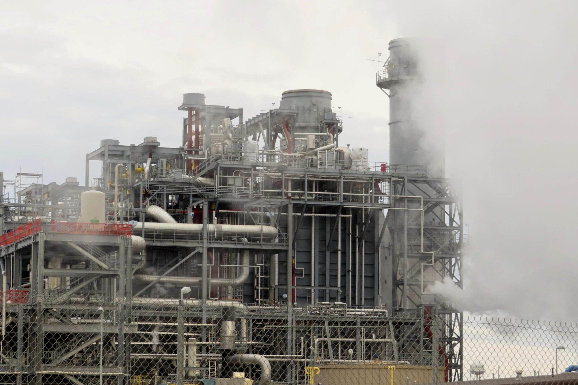 ‘Basta de contaminación’ en área de minorías en vista de planta de energía de NJ