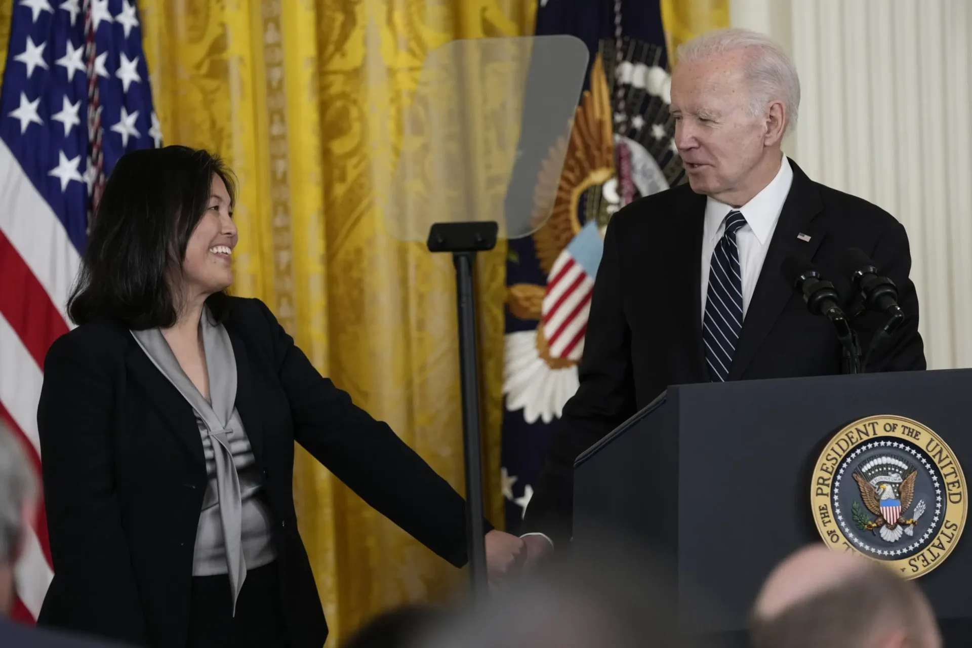 Biden dice que la candidata laborista Julie Su representa el sueño americano