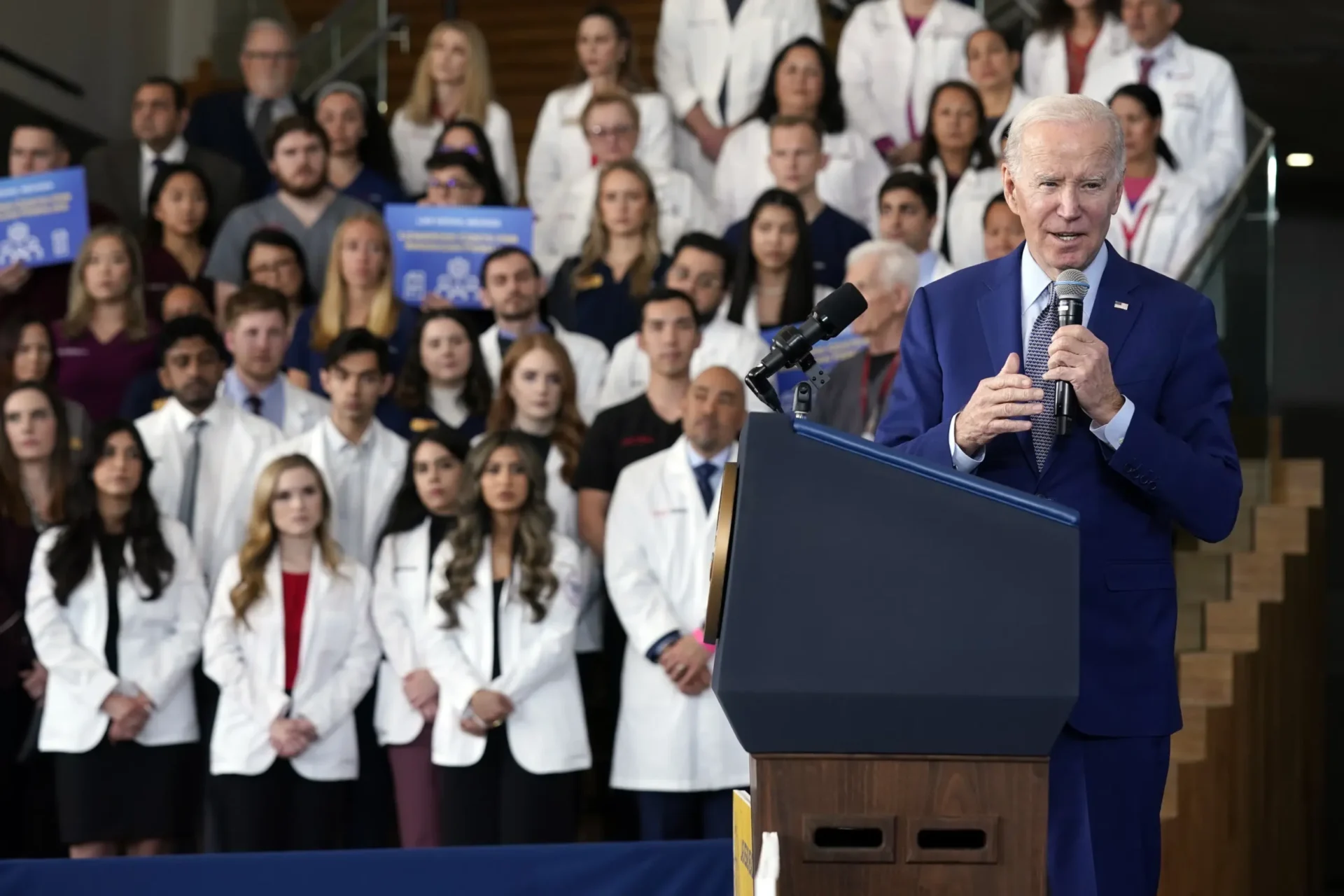 Biden dice que se ha centrado ‘intensamente’ en reducir los costos de los medicamentos