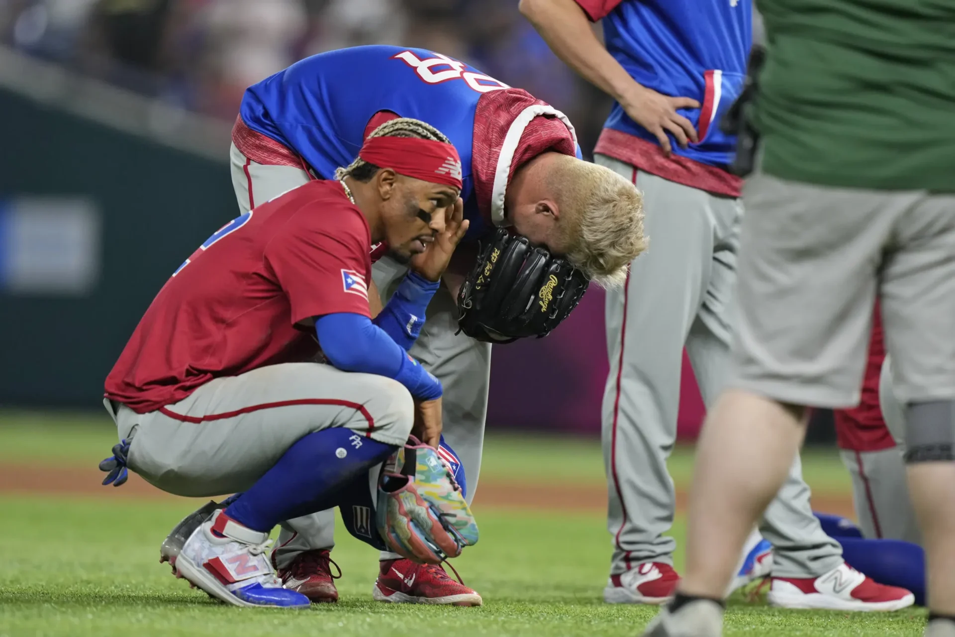Díaz se lastima la rodilla de los Mets mientras Puerto Rico supera a los dominicanos en el CMB