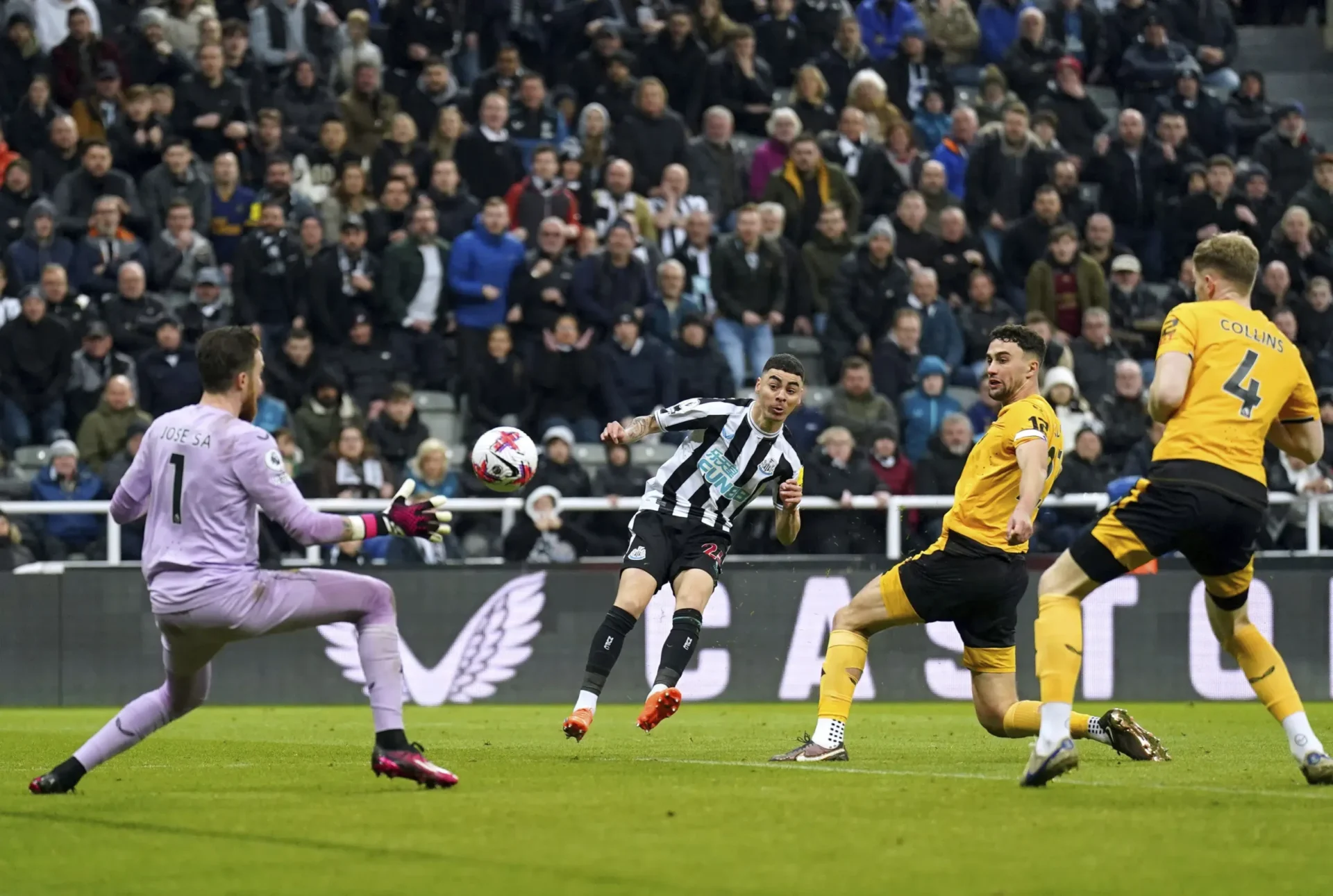 El Newcastle se impone al Wolves en la EPL con un gol de Almirón (2-1)