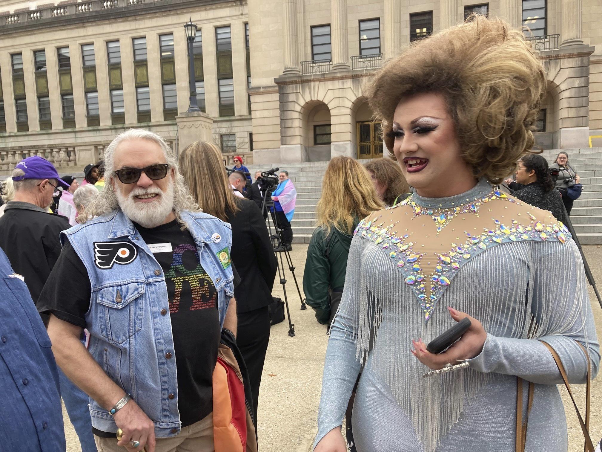 El Senado de Kentucky liderado por el Partido Republicano aprueba un proyecto de ley para limitar los espectáculos de drag