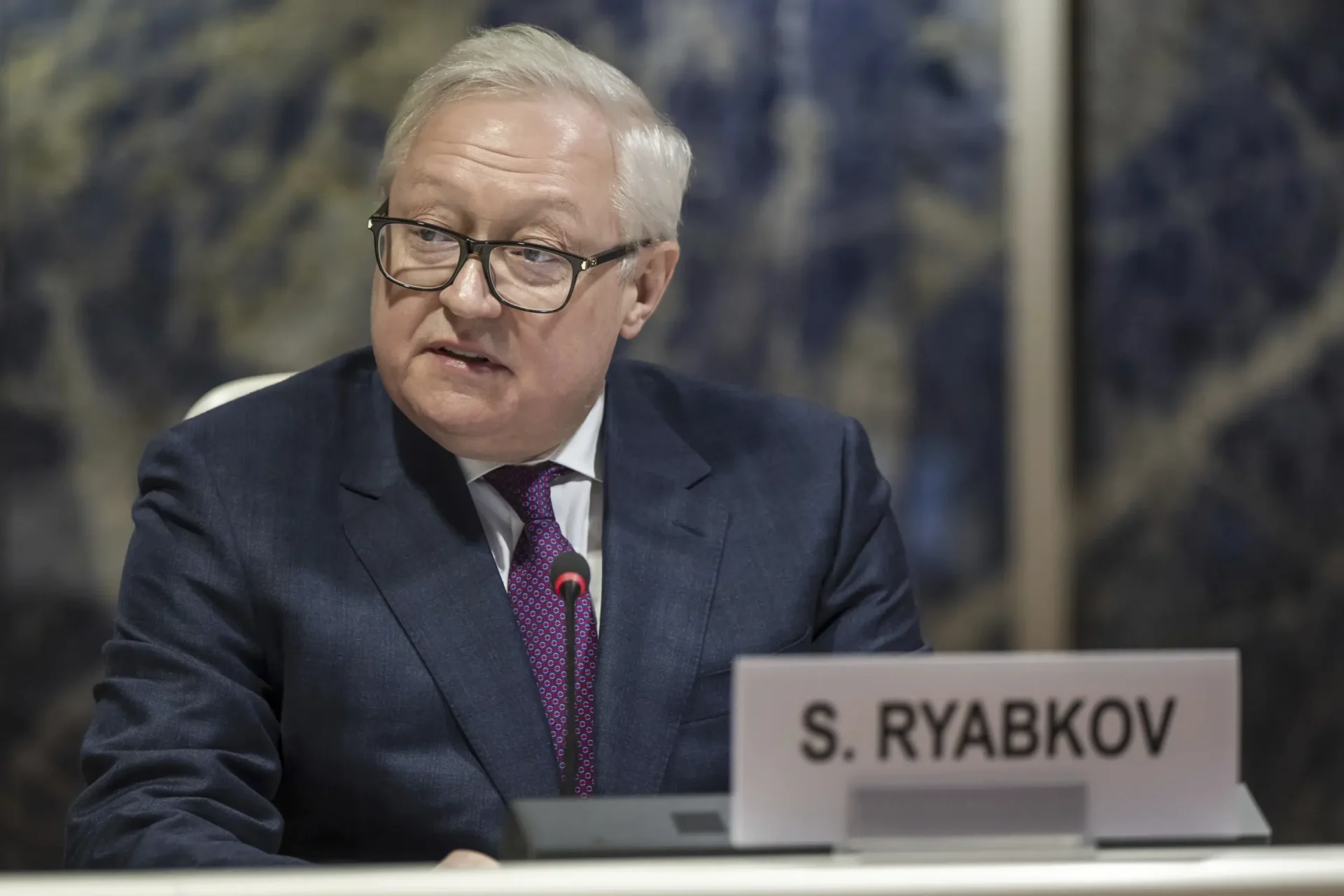 El enviado ruso dice que las potencias nucleares pueden enfrentarse por Ucrania