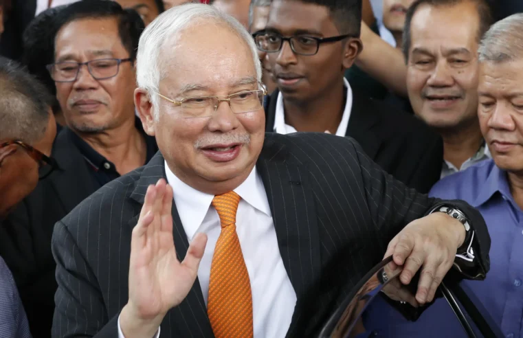 El ex primer ministro malasio Najib, encarcelado, absuelto en el último juicio por el caso 1MDB