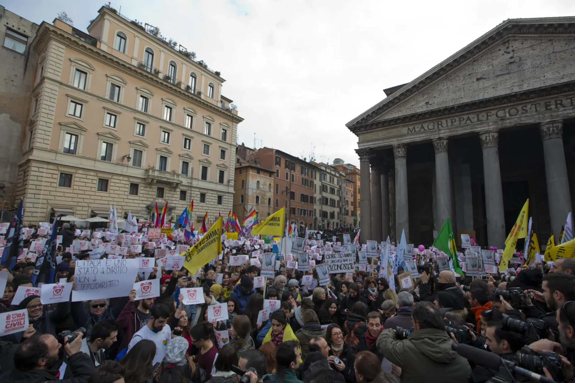 El gobierno italiano limita los derechos parentales de las parejas homosexuales
