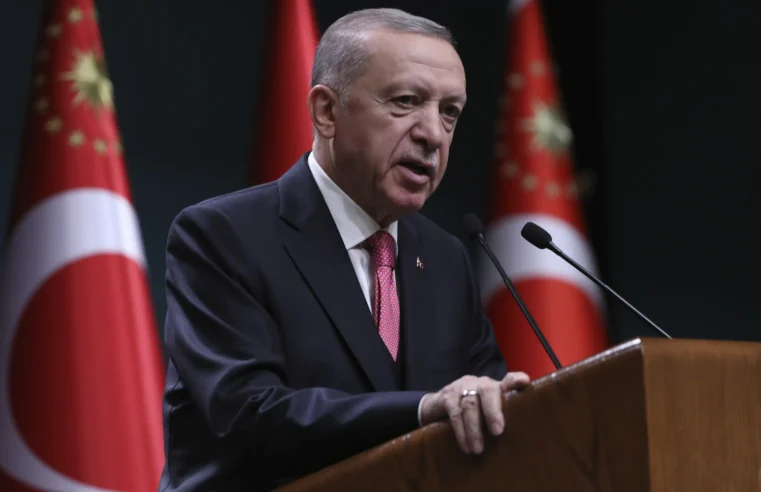 Erdogan establece la fecha de las elecciones del 14 de mayo mientras busca extender el gobierno