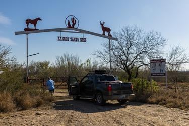 El propietario del Rancho Santo Niño de 580 acres, Joseph Hein, abre una puerta de entrada a su propiedad en los límites de los condados de Webb y Zapata el 15 de febrero de 2023.