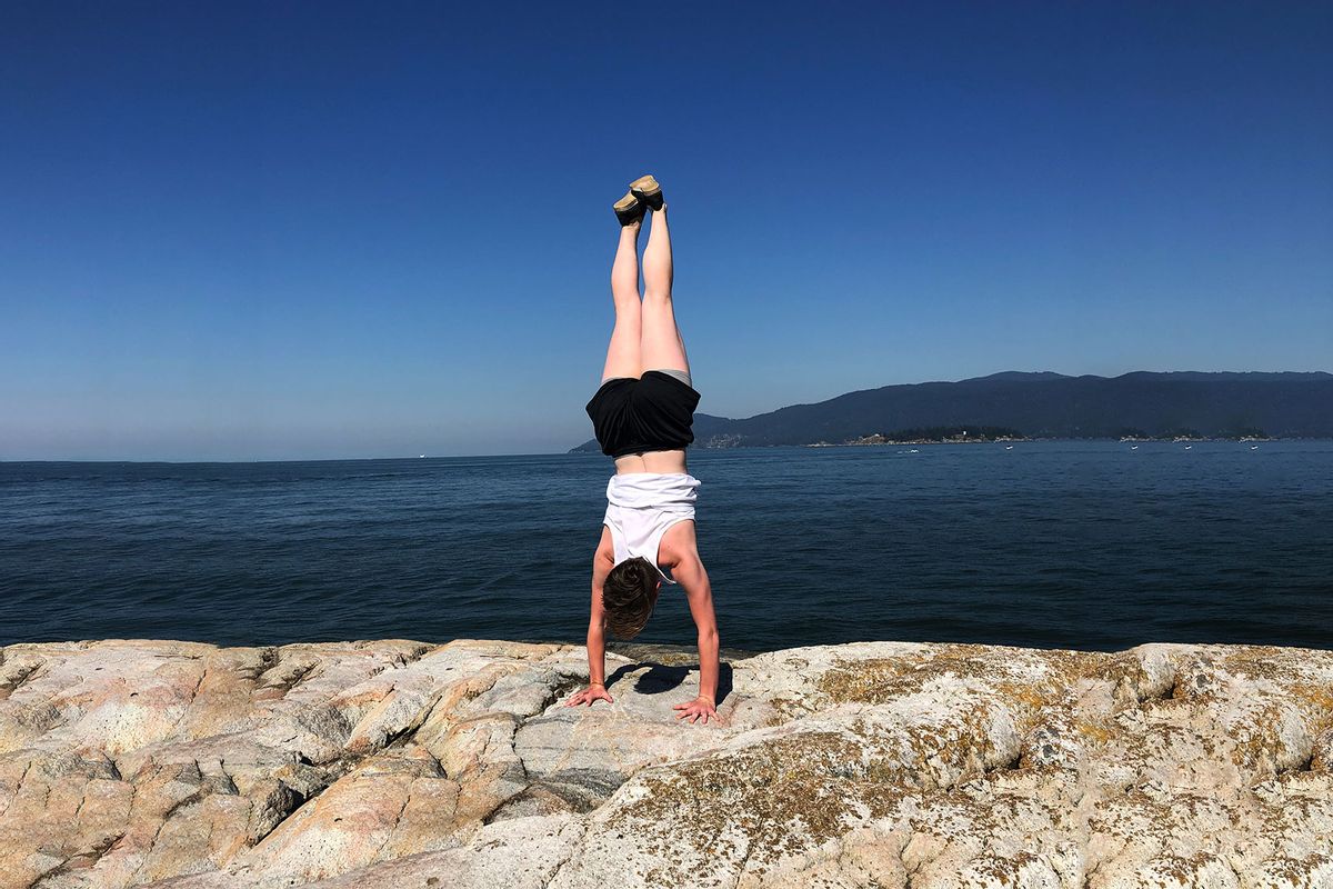 Golpeando mi pila: Cómo el yoga me ayudó a entender mi identidad trans