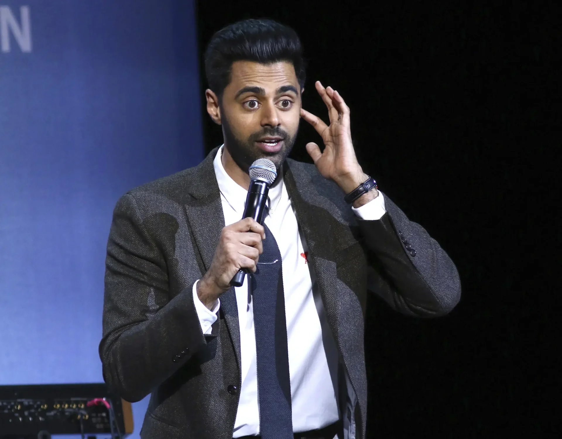 Hasan Minhaj dispuesto a hacer el ridículo en los Spirit Awards