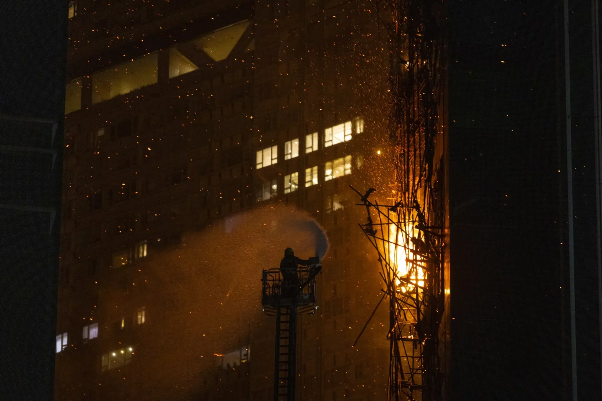 Hong Kong investiga las causas de un incendio en un distrito comercial