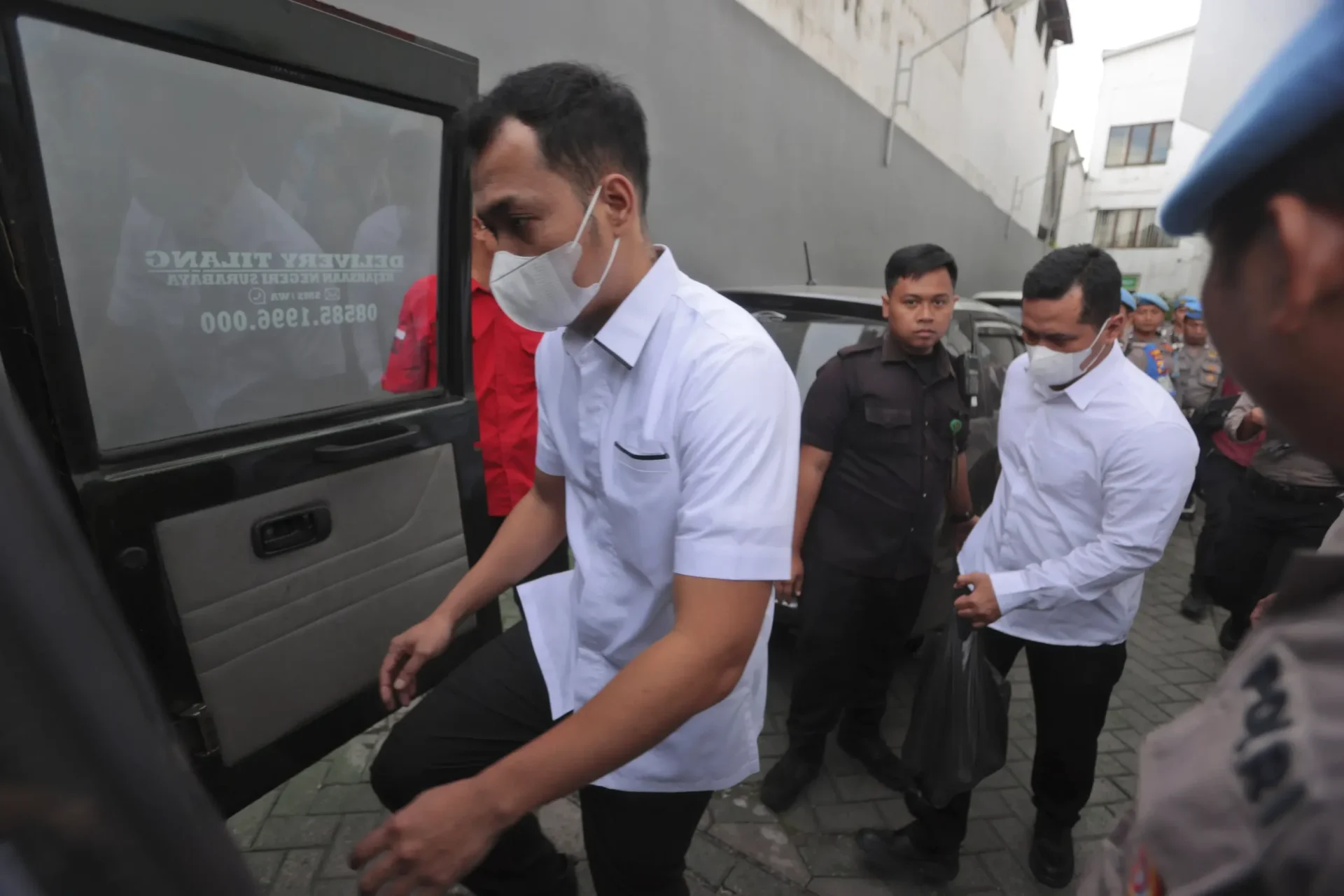 Indonesia absuelve a 2 policías y encarcela a 1 por enamoramiento mortal del fútbol