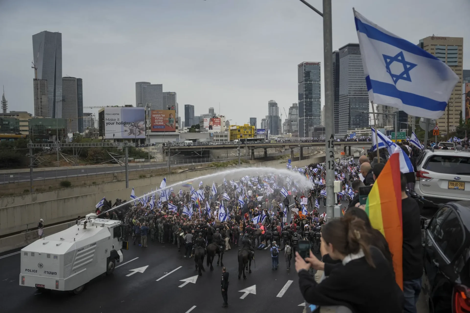 Israel aprueba ley que protege a Netanyahu mientras continúan las protestas