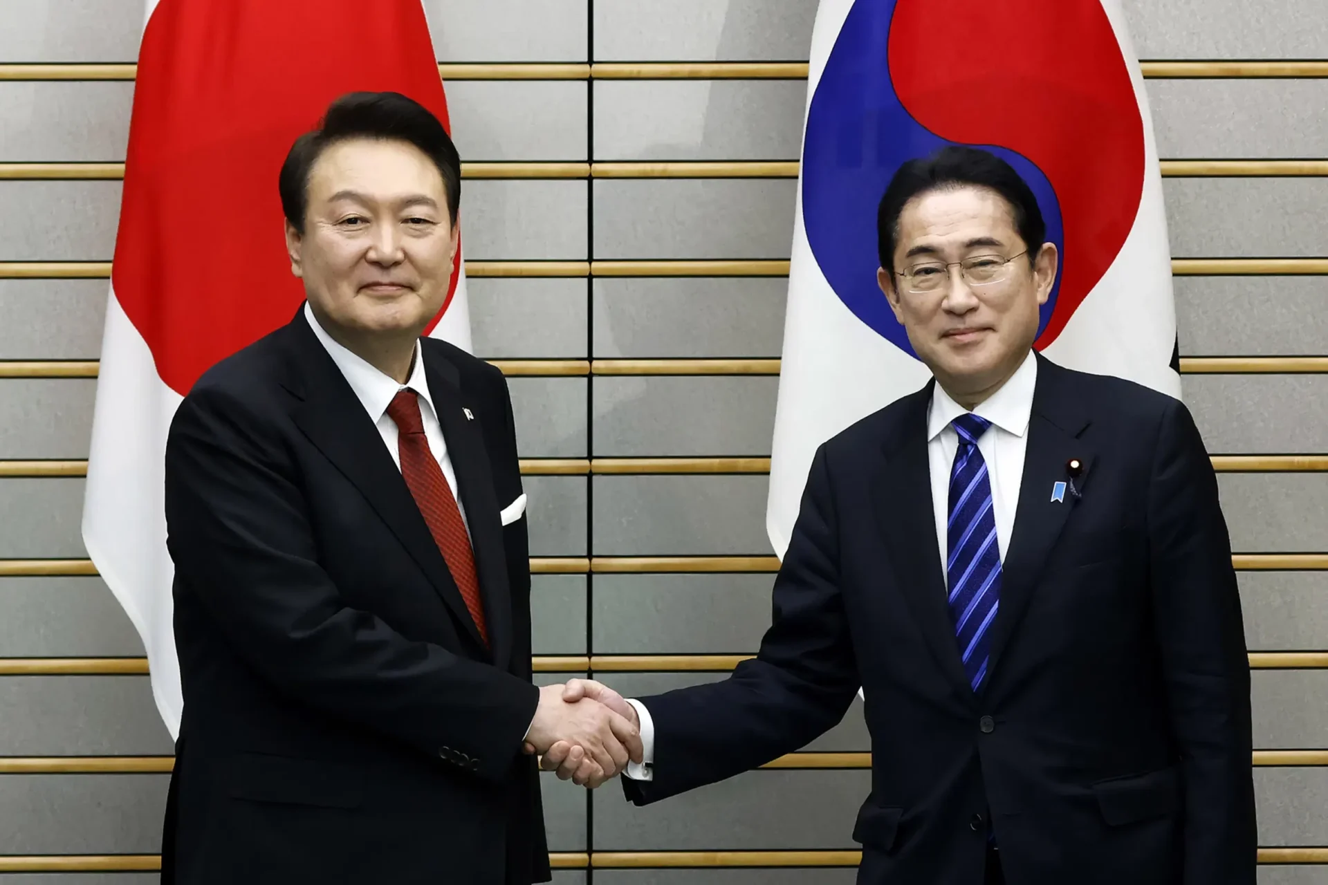 Japón y Corea del Sur renuevan lazos en cumbre de Tokio