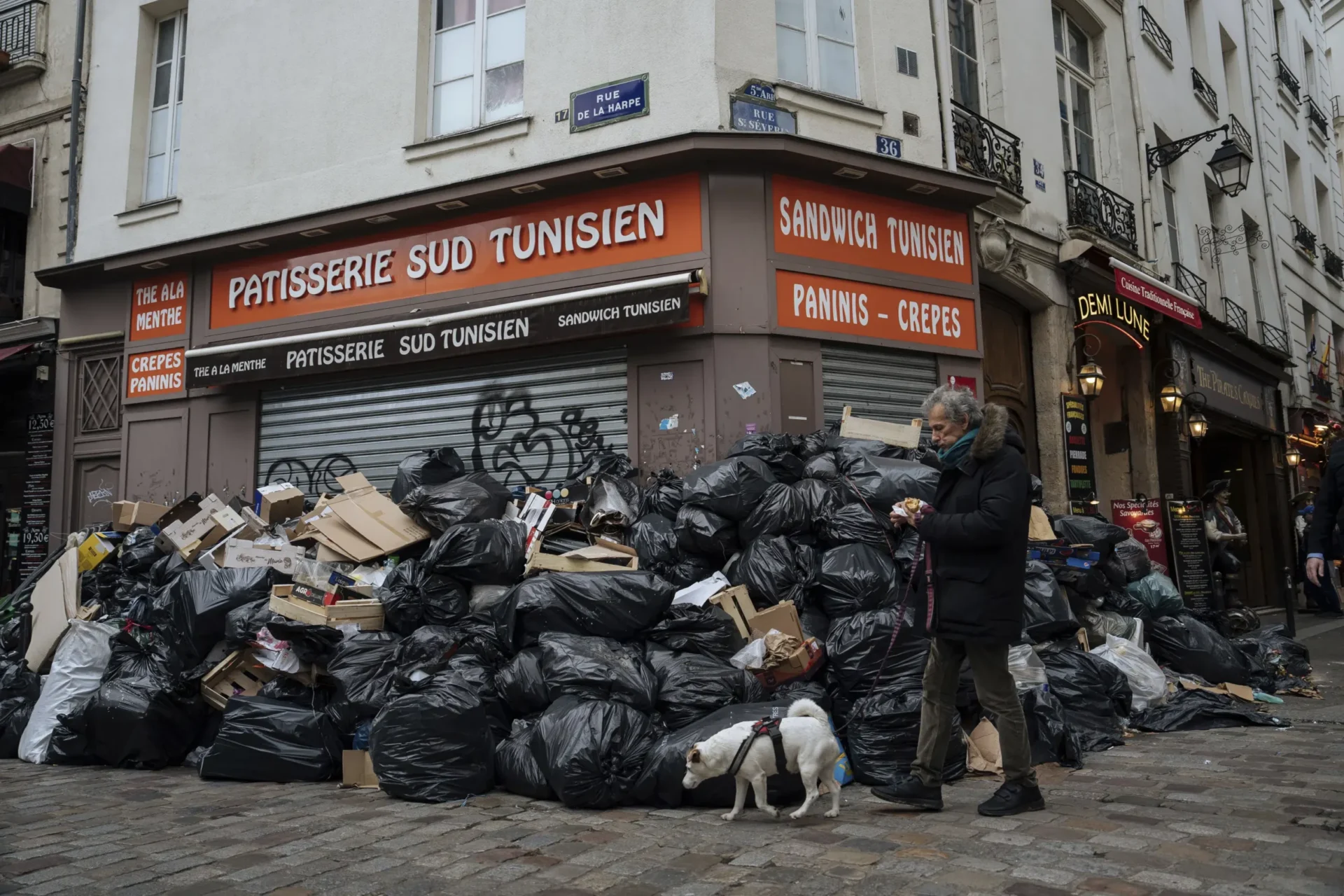 La basura empaña el brillo de París mientras continúa la huelga de pensiones