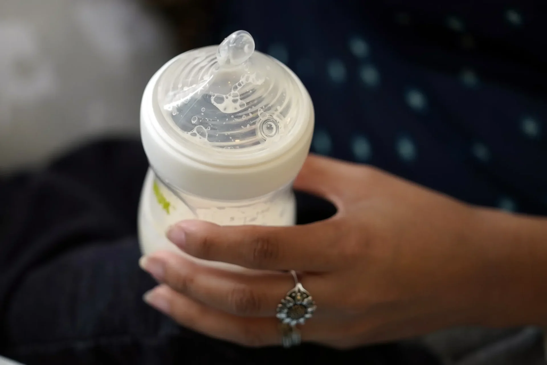 La muerte de un bebé está relacionada con un extractor de leche contaminado, según los CDC