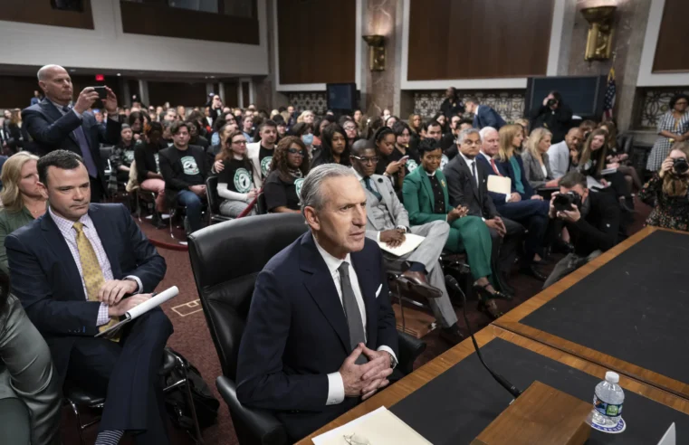 Líder de Starbucks interrogado por el Senado por acciones antisindicales
