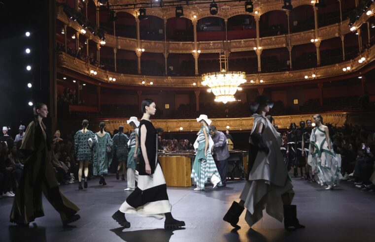 Loewe mezcla la moda con cubos gigantes de confeti en su desfile de París