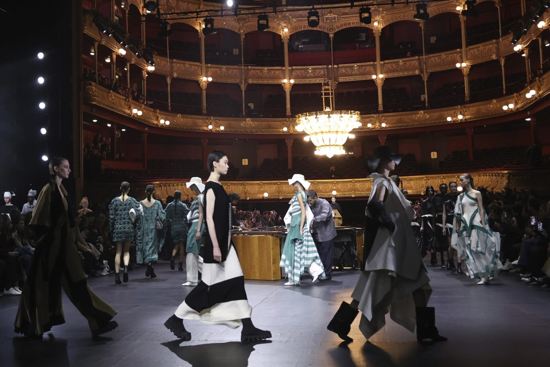 Loewe mezcla la moda con cubos gigantes de confeti en su desfile de París