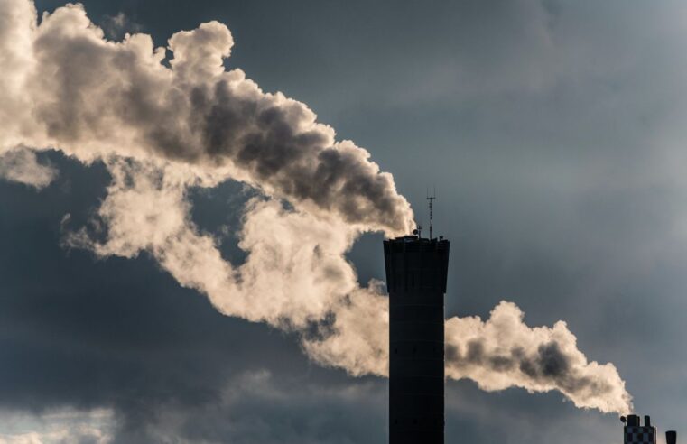 Los bancos promueven compromisos climáticos, pero siguen aumentando su financiación de la producción de combustibles fósiles