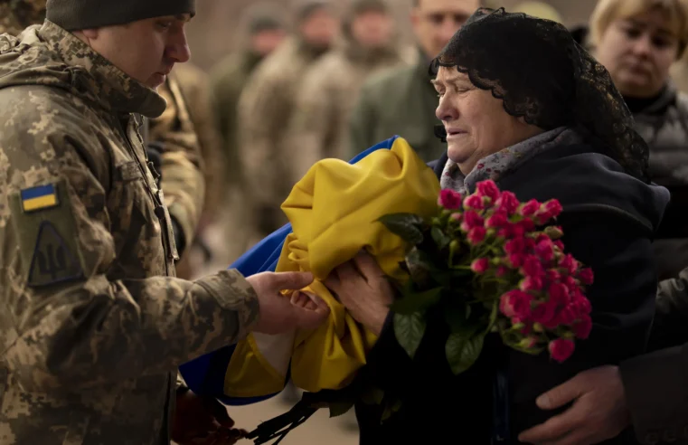 Los civiles huyen de la ciudad en conflicto mientras se avecina la retirada de Ucrania