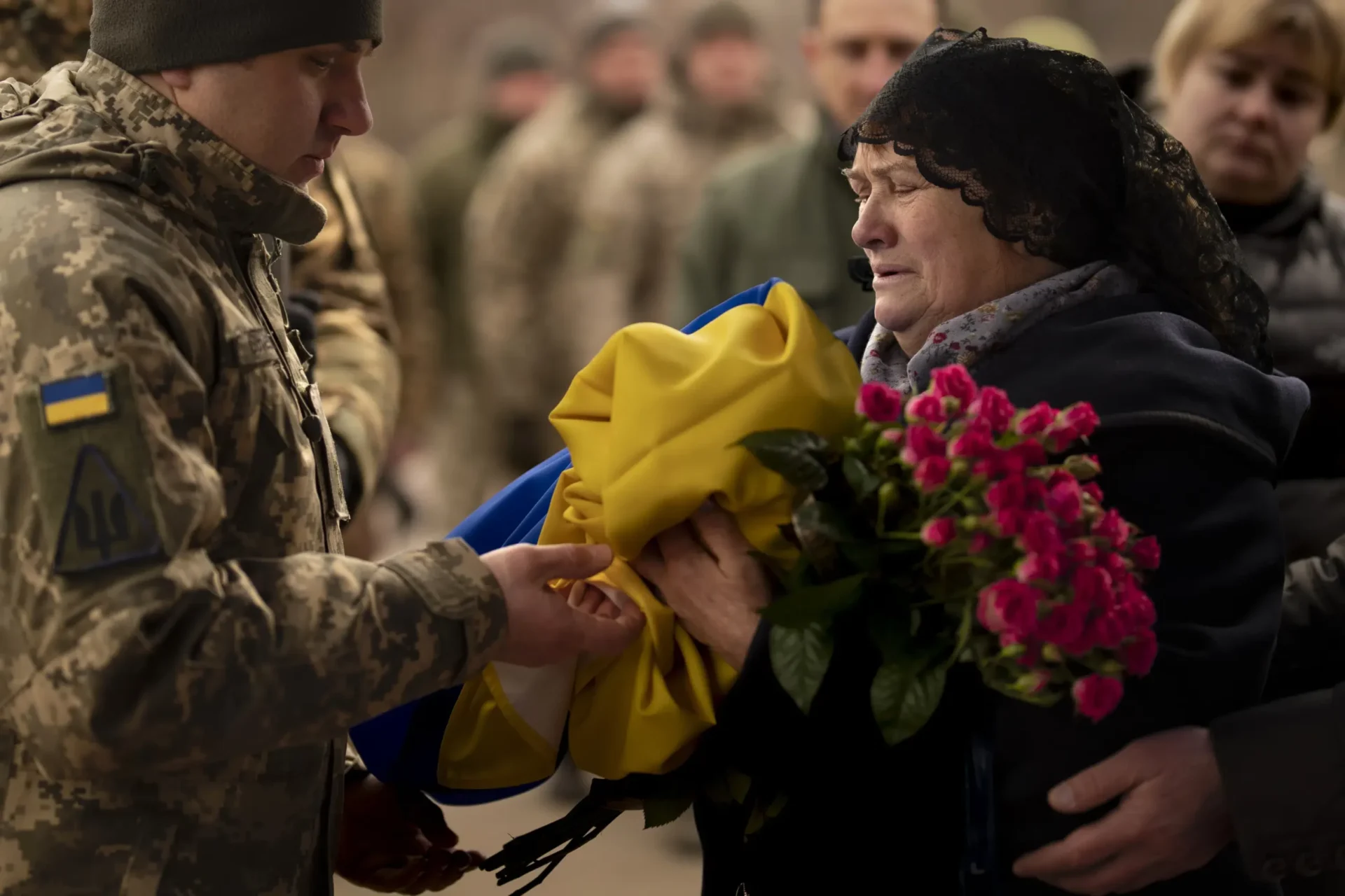 Los civiles huyen de la ciudad en conflicto mientras se avecina la retirada de Ucrania