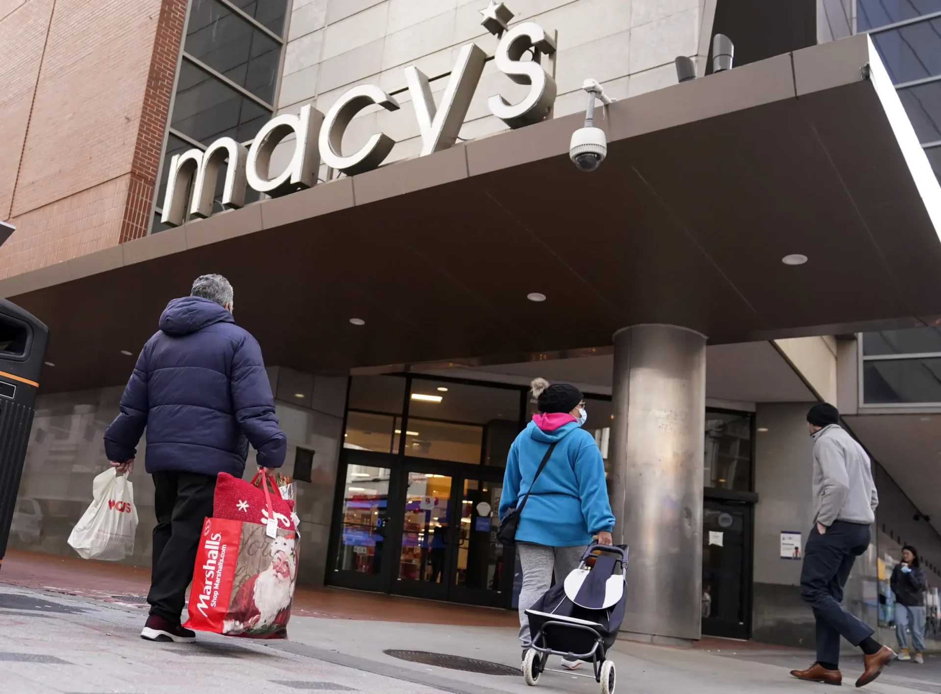 Los informes del cuarto trimestre de Macy’s y Best Buy subrayan la desaceleración del consumidor