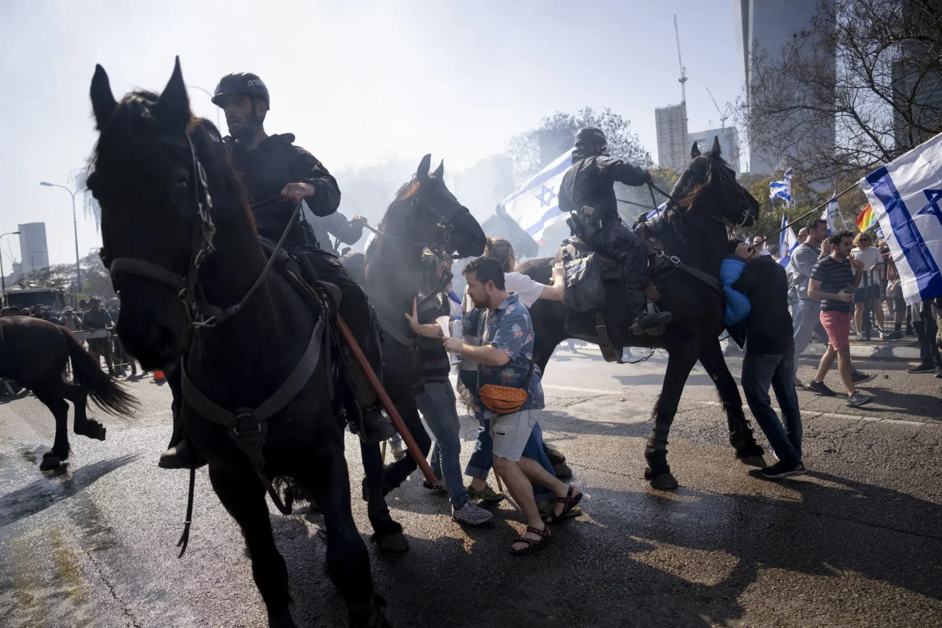 Manifestantes israelíes chocan con la policía y confrontan a la esposa del primer ministro