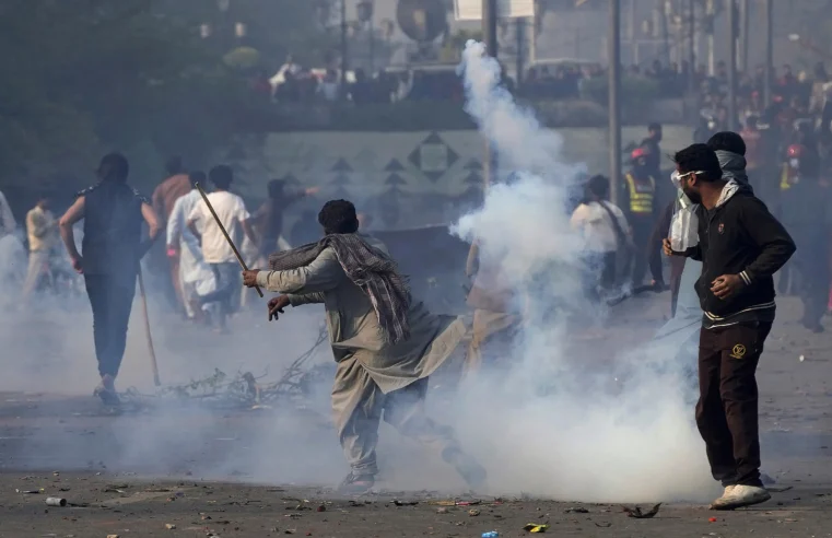 Más enfrentamientos en Pakistán mientras la policía intenta arrestar a Imran Khan