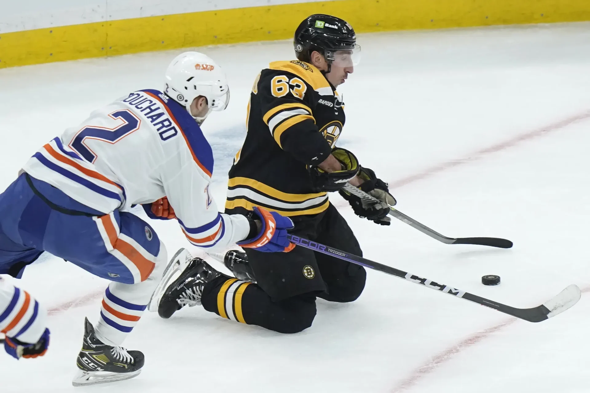 McDavid se lastimó al final del juego cuando los Oilers vencieron a los Bruins 3-2