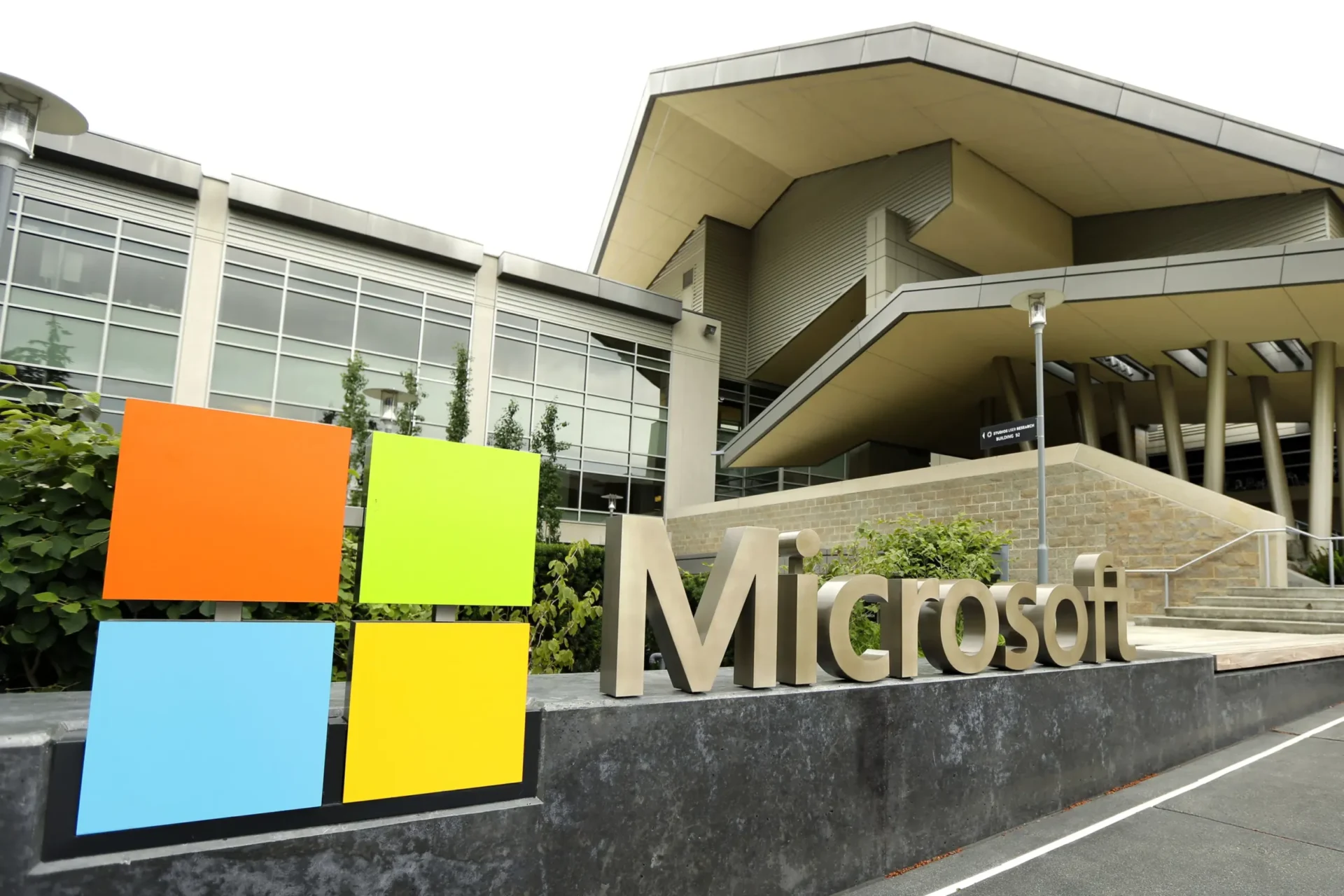 Microsoft añade herramientas de IA a aplicaciones de Office como Outlook y Word
