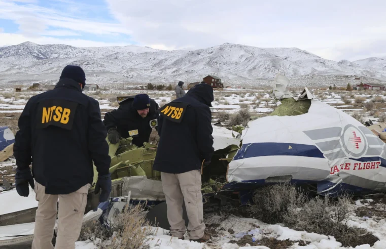 NTSB: Partes del ala de la ambulancia aérea cayeron lejos de los restos del avión