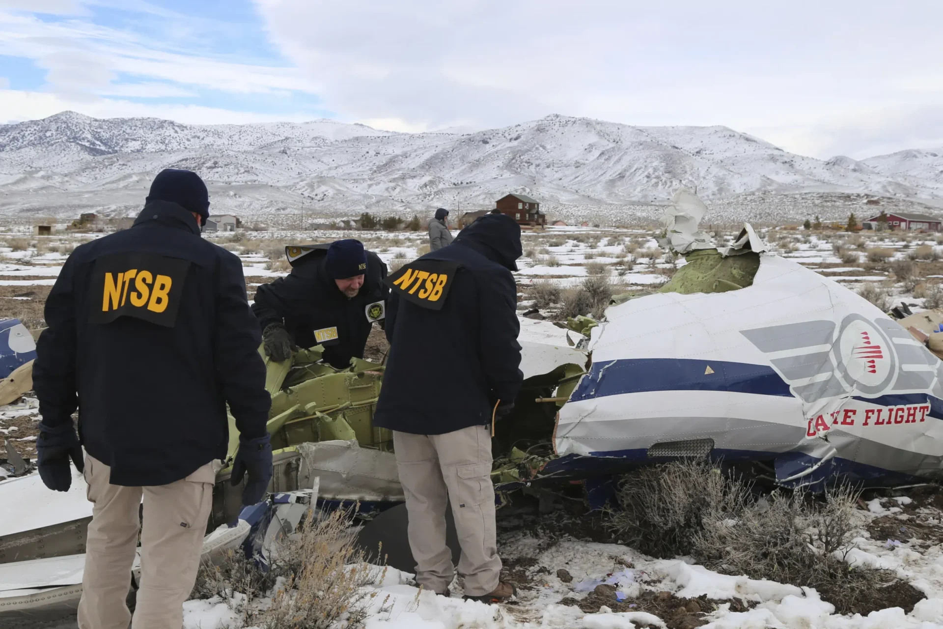 NTSB: Partes del ala de la ambulancia aérea cayeron lejos de los restos del avión
