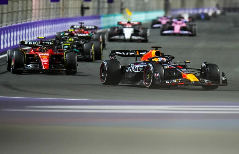 Pérez frena la carga de Verstappen para ganar el GP de Arabia Saudita