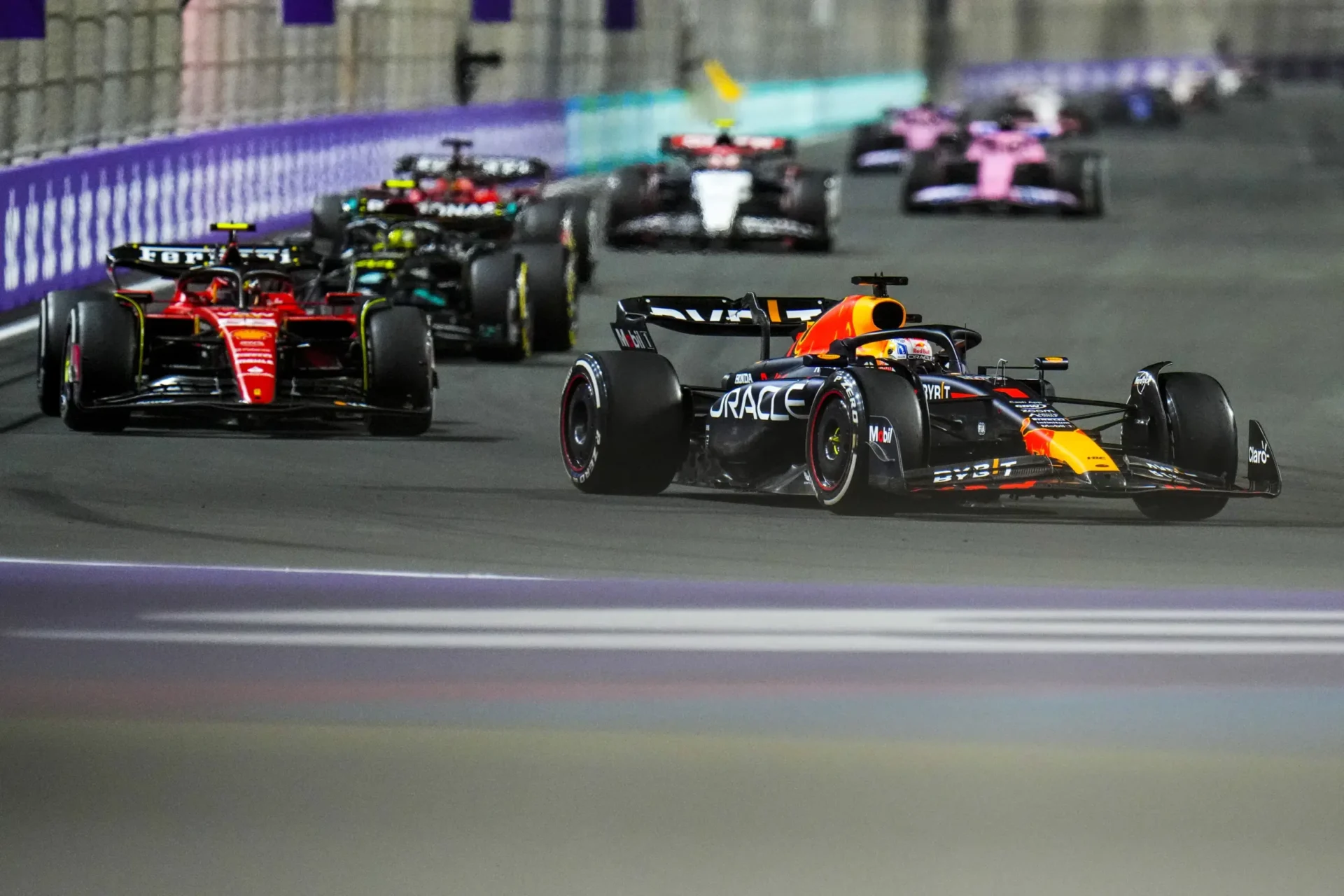 Pérez frena la carga de Verstappen para ganar el GP de Arabia Saudita