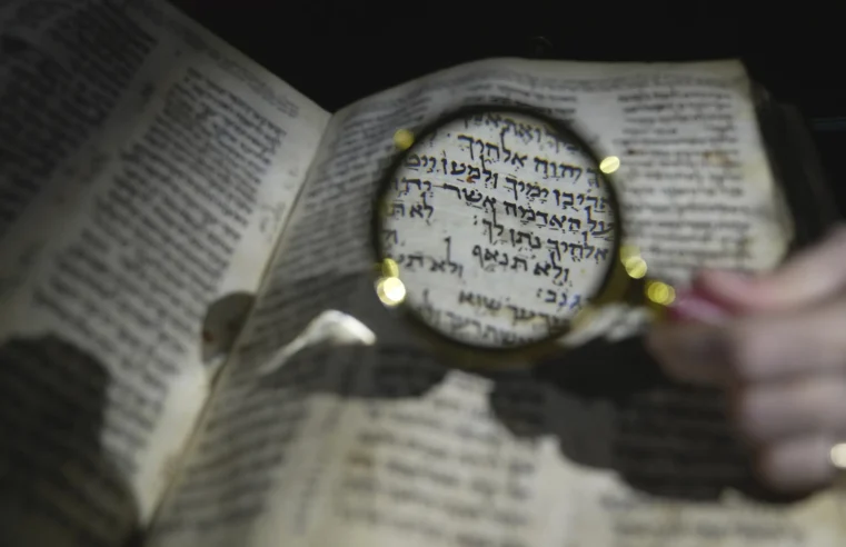 Sotheby’s espera una venta récord de la antigua Biblia hebrea