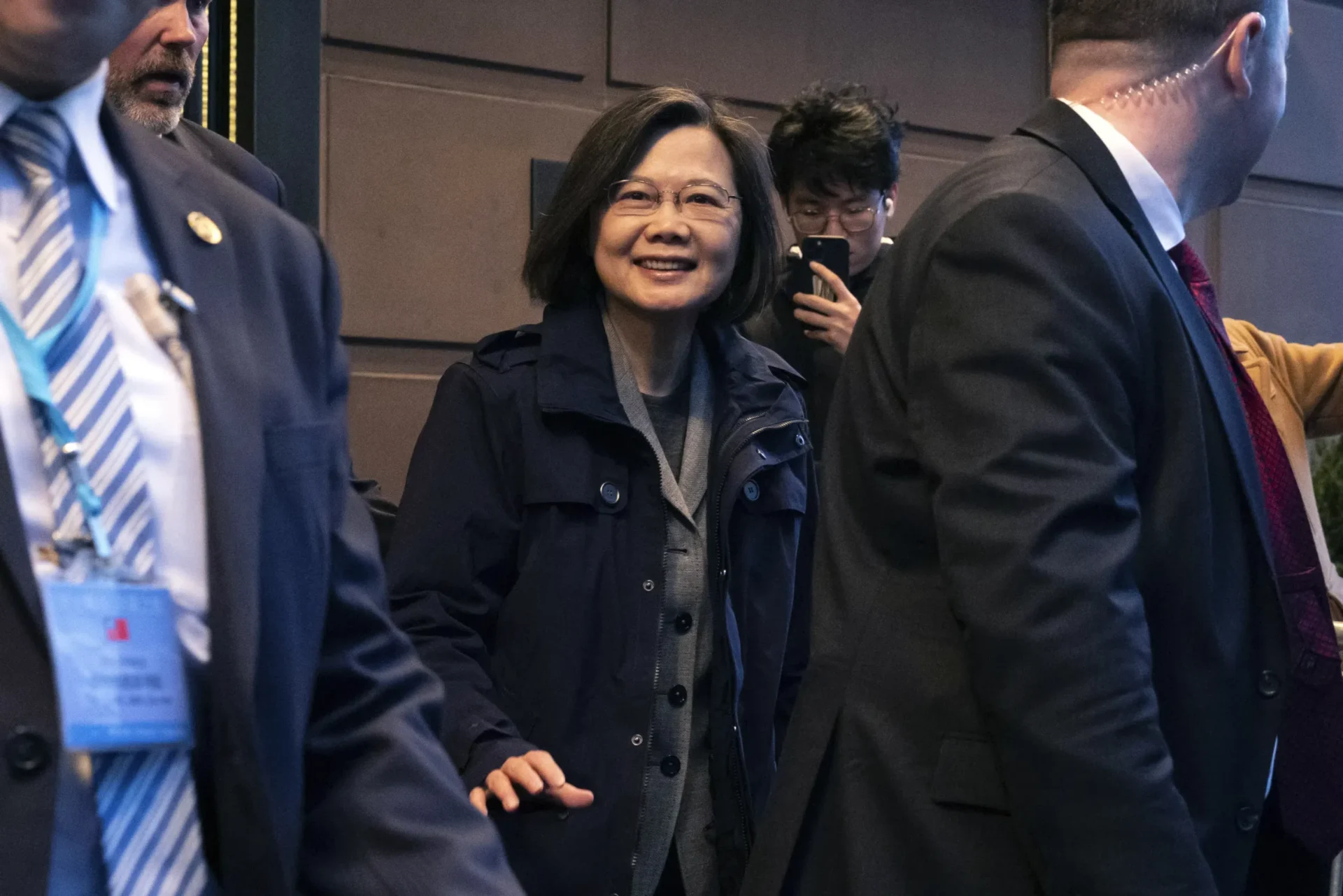 China renueva advertencias mientras Tsai de Taiwán hace escala en EE. UU.