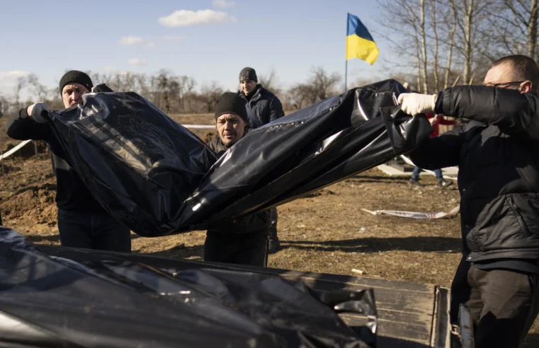 Un año después del inicio de la guerra en Ucrania, desentierran cadáveres en una ciudad antaño ocupada