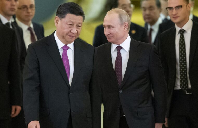 Xi de China se reúne con Putin para impulsar al líder aislado de Rusia