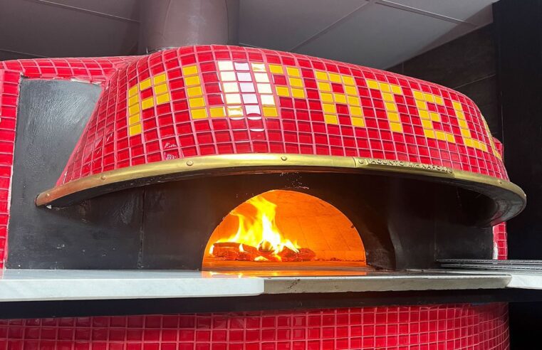 La sorprendente razón por la que una pizzería estadounidense importa sus ladrillos para horno del monte Vesubio
