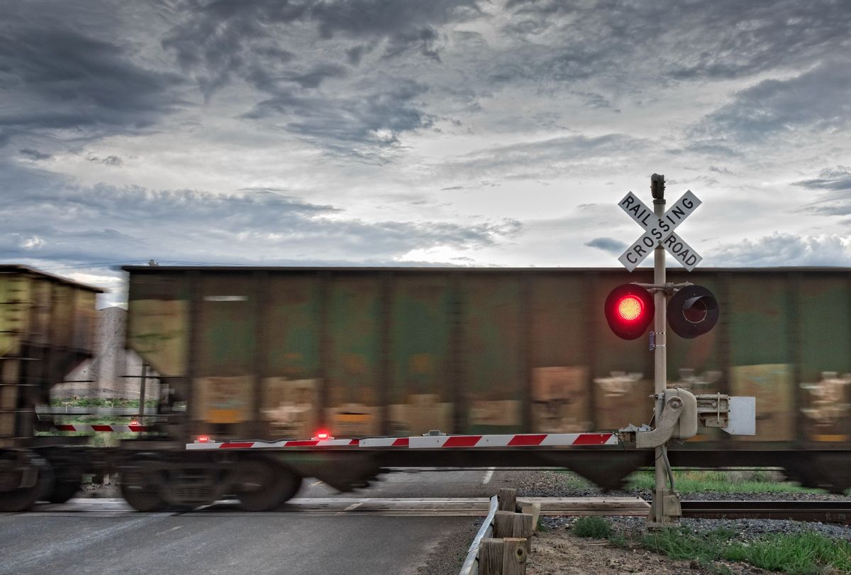 A medida que aumentan las ganancias ferroviarias, los cruces bloqueados obligan a los niños a gatear debajo de los trenes para llegar a la escuela