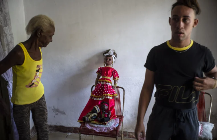 Cubanos buscan soluciones y consuelo en la santería en medio de crisis