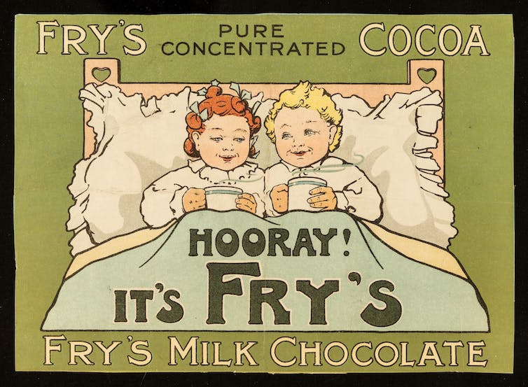 Un anuncio ilustrado del chocolate caliente de Fry muestra a un par de niños bebiendo chocolate caliente en la cama, con las palabras '¡Hurra! Es Fry's escrito en la sábana.