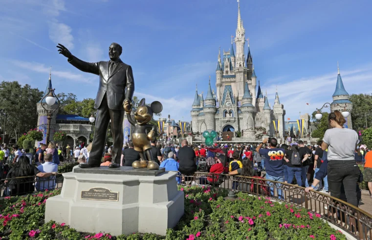 El viaje al extranjero de DeSantis se ve ensombrecido por una pelea con Disney