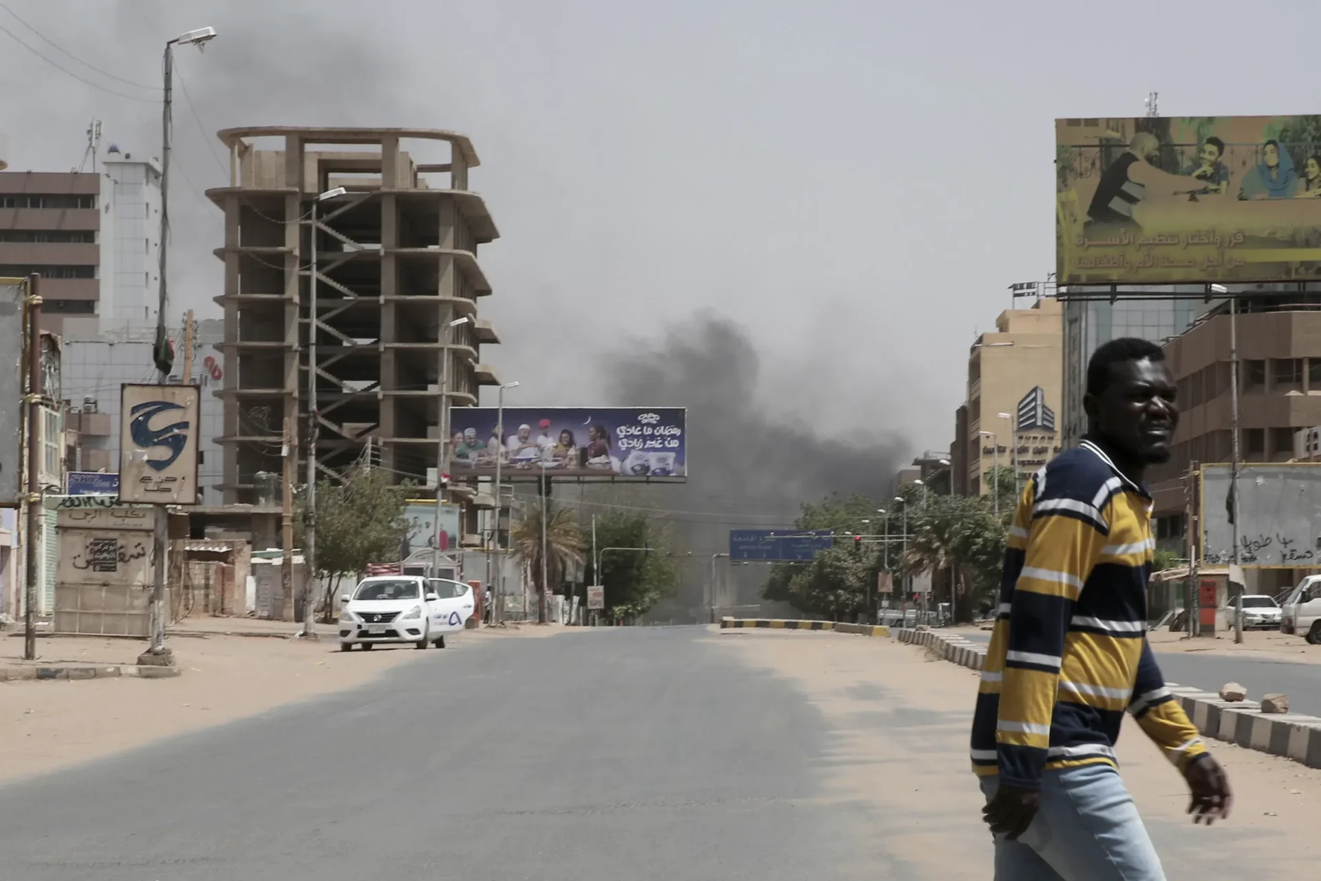 El ejército de Sudán y la fuerza rival chocan, se teme un conflicto más amplio