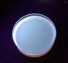 una foto aérea de una taza con líquido brillante
